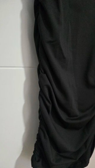 Vestido negro corto manga larga translúcida frunci