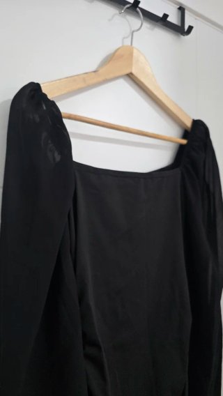 Vestido negro corto manga larga translúcida frunci