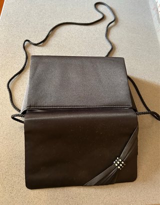 Bolso de fiesta negro con pedrería