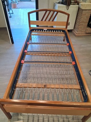 Letto singolo in legno e metallo