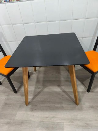 Mesa y 2 sillas comedor/cocina