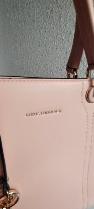 Bolso de mano rosa con detalles dorados