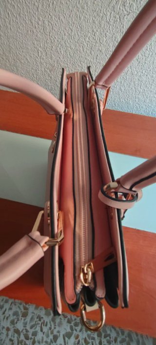 Bolso de mano rosa con detalles dorados