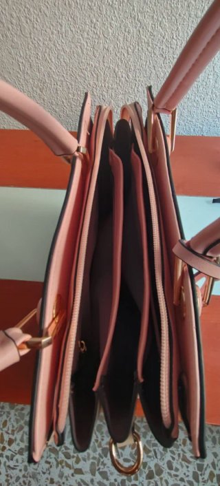 Bolso de mano rosa con detalles dorados