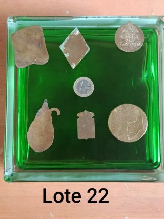 Lote de 6 insignias y 1 moneda