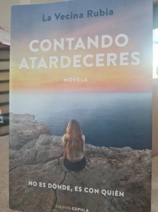 Contando atardeceres novela : no es dónde, es c...