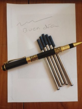 Elegante bolígrafo negro y dorado