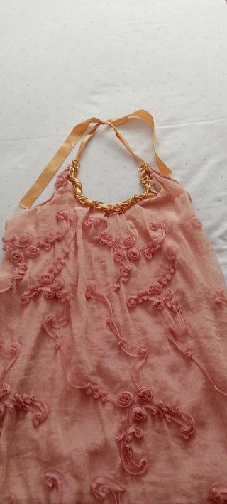 Blusa rosa con cadena dorada