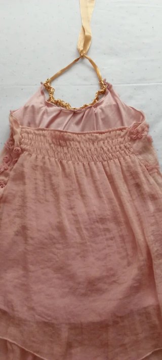 Blusa rosa con cadena dorada