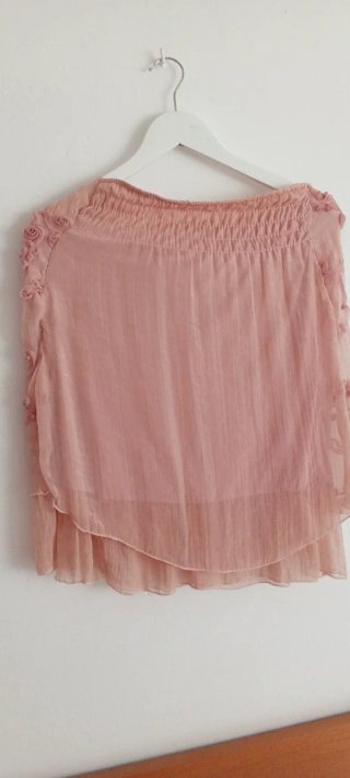 Blusa rosa con cadena dorada