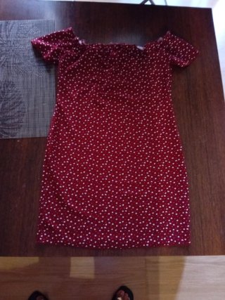 Vestido rojo con estampado de corazones blancos