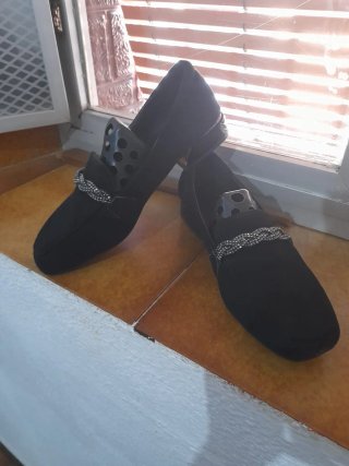 Zapatos negros con pedrería