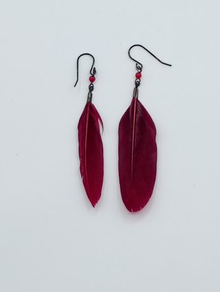 Pendientes artesanales de pluma roja