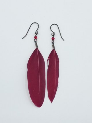 Pendientes artesanales de pluma roja