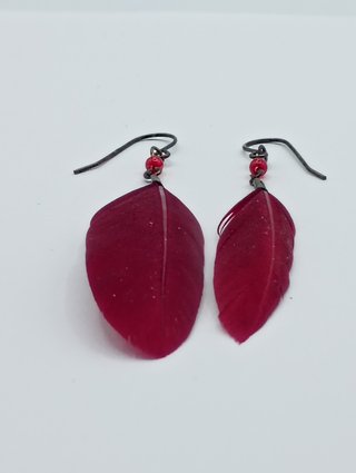 Pendientes artesanales de pluma roja