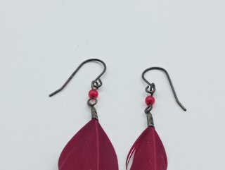 Pendientes artesanales de pluma roja
