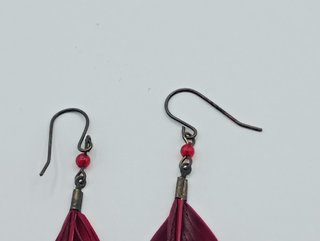 Pendientes artesanales de pluma roja