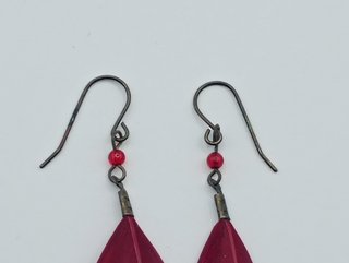 Pendientes artesanales de pluma roja