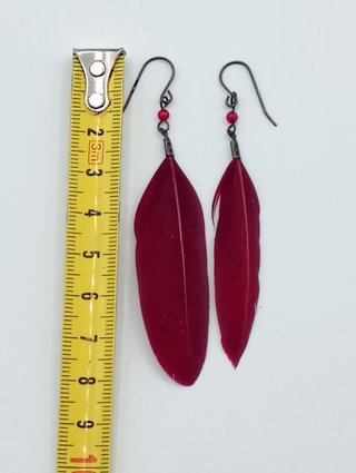 Pendientes artesanales de pluma roja
