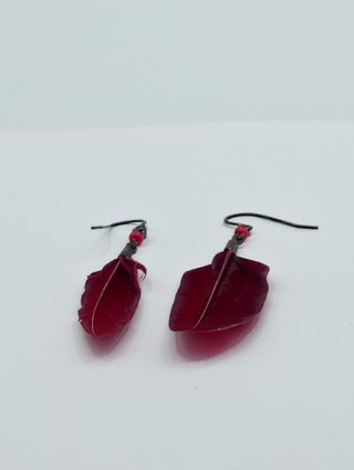 Pendientes artesanales de pluma roja