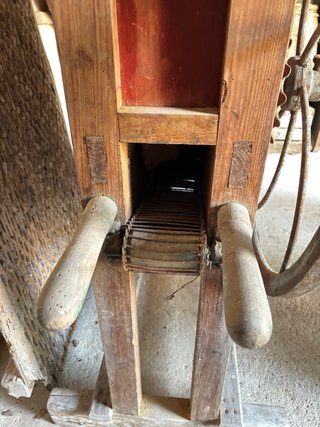 Máquina peladora de mazorcas antigua
