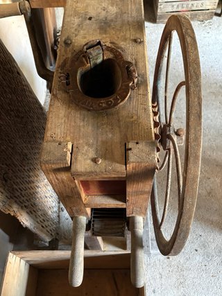 Máquina peladora de mazorcas antigua
