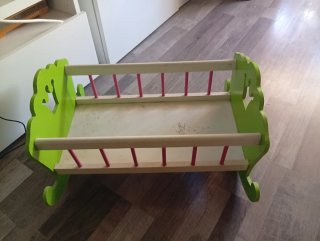 Cuna de muñecas de madera