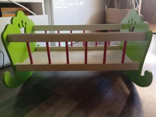 Cuna de muñecas de madera