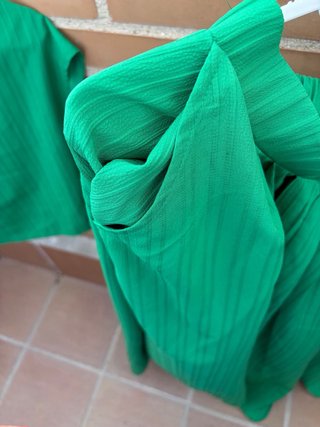 Conjunto top y falda verde