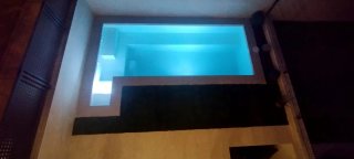 Piscina moderna con revestimiento en porcelánico