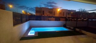 Piscina moderna con revestimiento en porcelánico