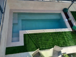 Piscina moderna con revestimiento en porcelánico
