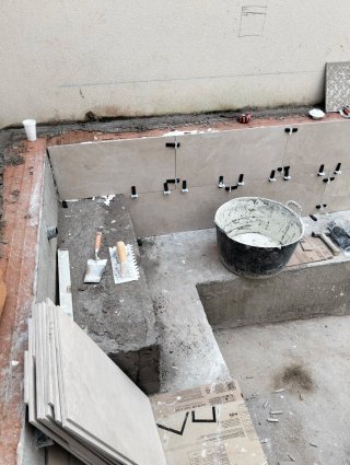 Piscina moderna con revestimiento en porcelánico