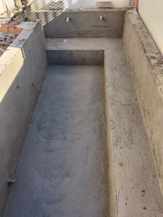 Piscina moderna con revestimiento en porcelánico