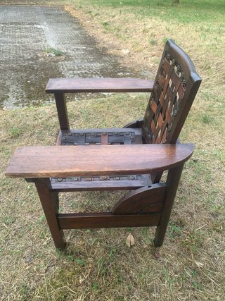 Silla antigua de madera y cuero