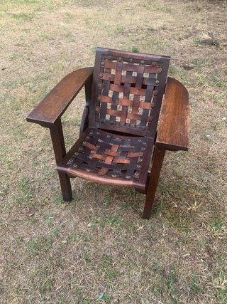 Silla antigua de madera y cuero
