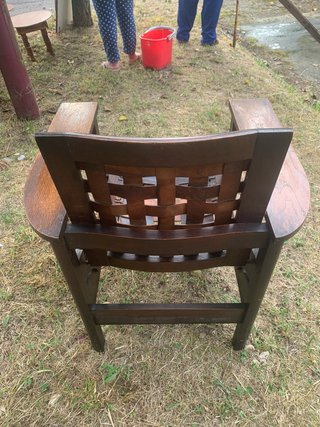 Silla antigua de madera y cuero