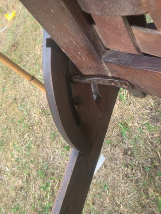 Silla antigua de madera y cuero