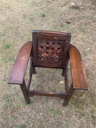 Silla antigua de madera y cuero
