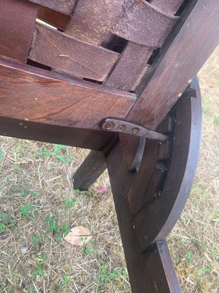 Silla antigua de madera y cuero