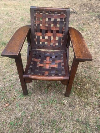 Silla antigua de madera y cuero