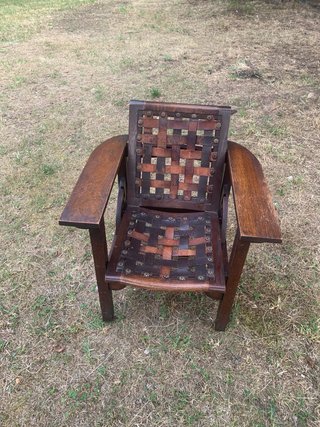 Silla antigua de madera y cuero