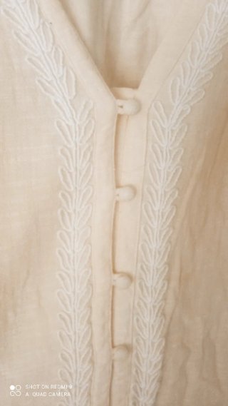 Vestido beige con detalles de encaje