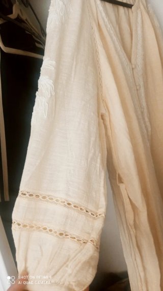 Vestido beige con detalles de encaje