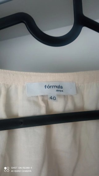 Vestido beige con detalles de encaje