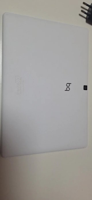 Tablet BQ Blanca + funda granate + cargador