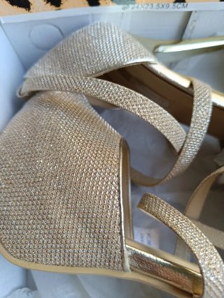 Zapatos de tacón dorados y beige