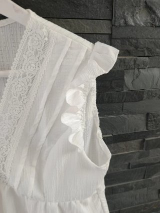 Blusa blanca con encaje