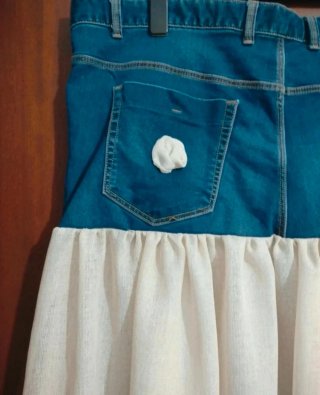 Falda vaquera con vuelo beige y azul