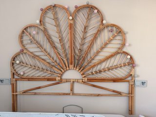 Cabecero de ratán con diseño de flor